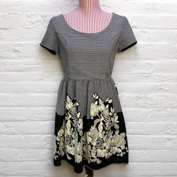 Romantic Black White Striped A-Line Dress Floral Detail & Peekaboo Cutout Size L - Picture 1 of 8